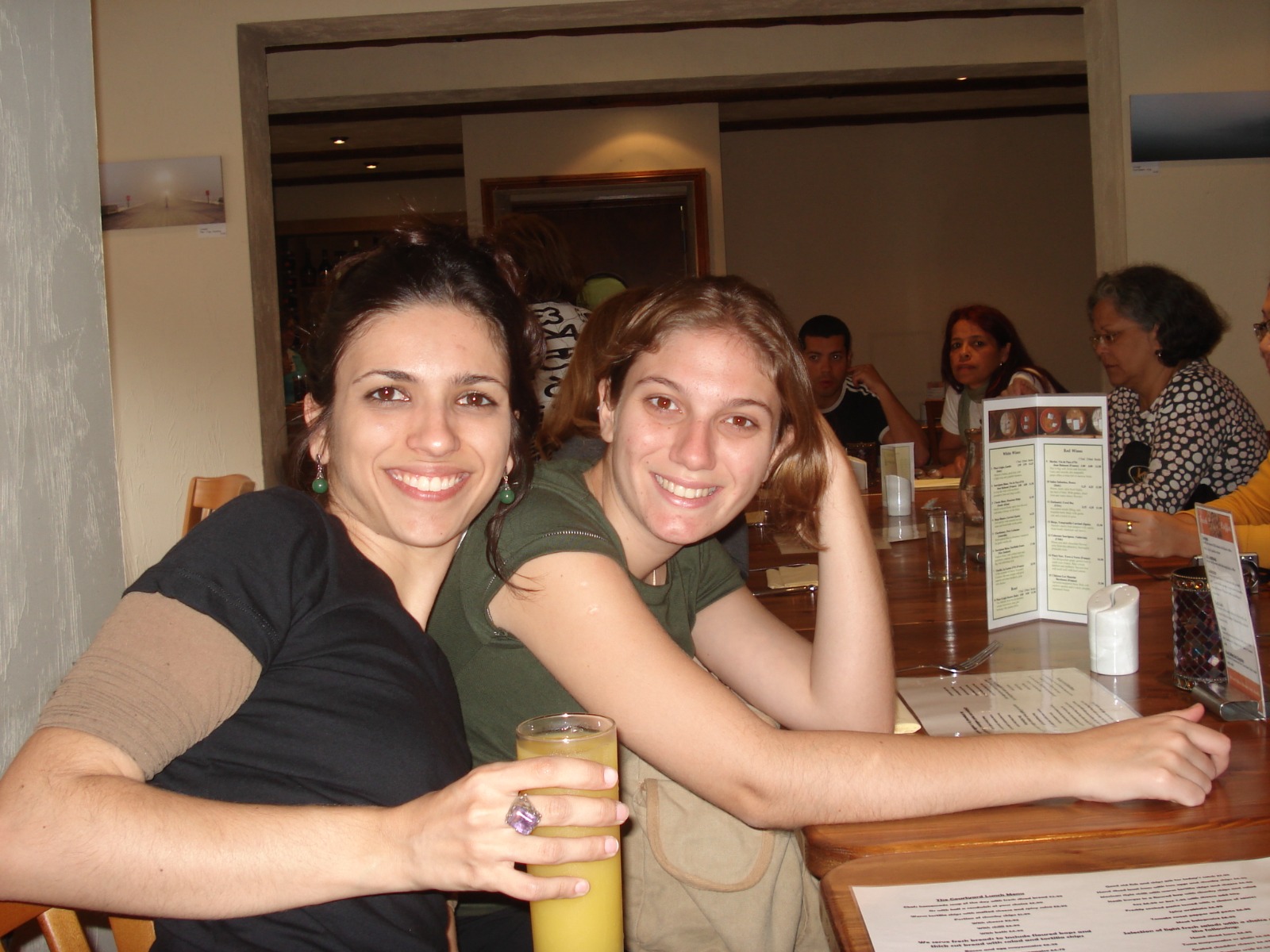 Mari e Carol em um Pub Inglês durante o Tour Terapêutico de 2008